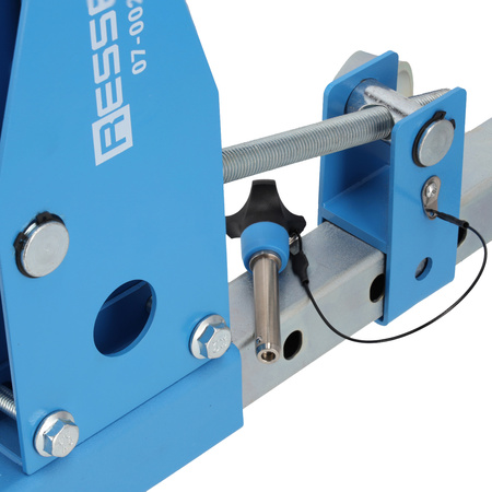 Hand-operated tester for checking suspension play, Resser